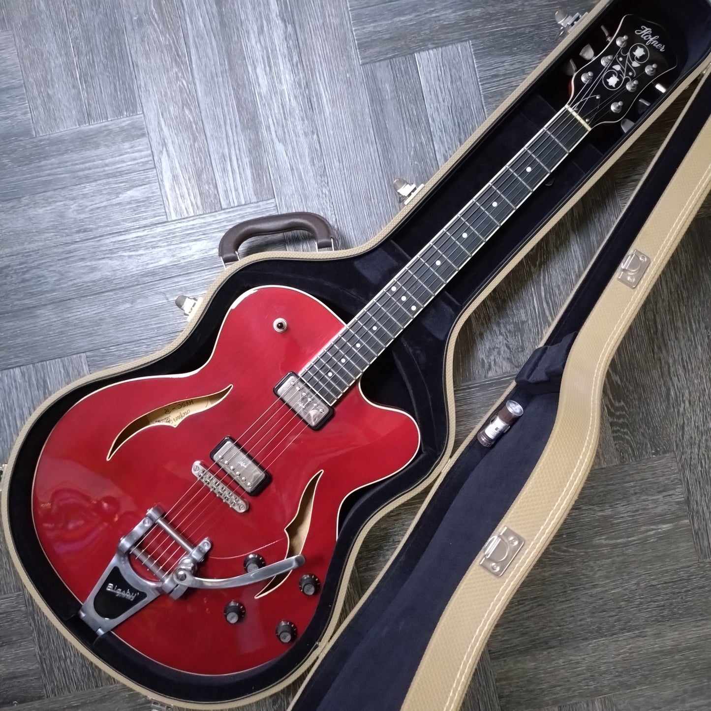 Hofner Verythin Singlecut ~ Transparent Red [2012]