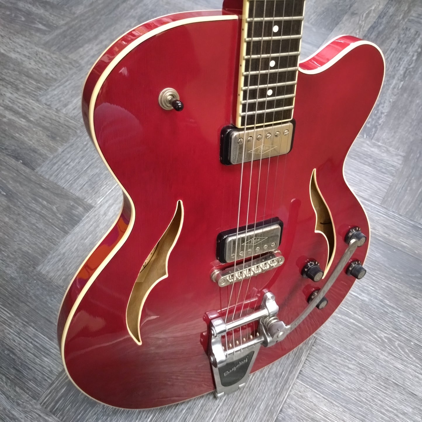 Hofner Verythin Singlecut ~ Transparent Red [2012]