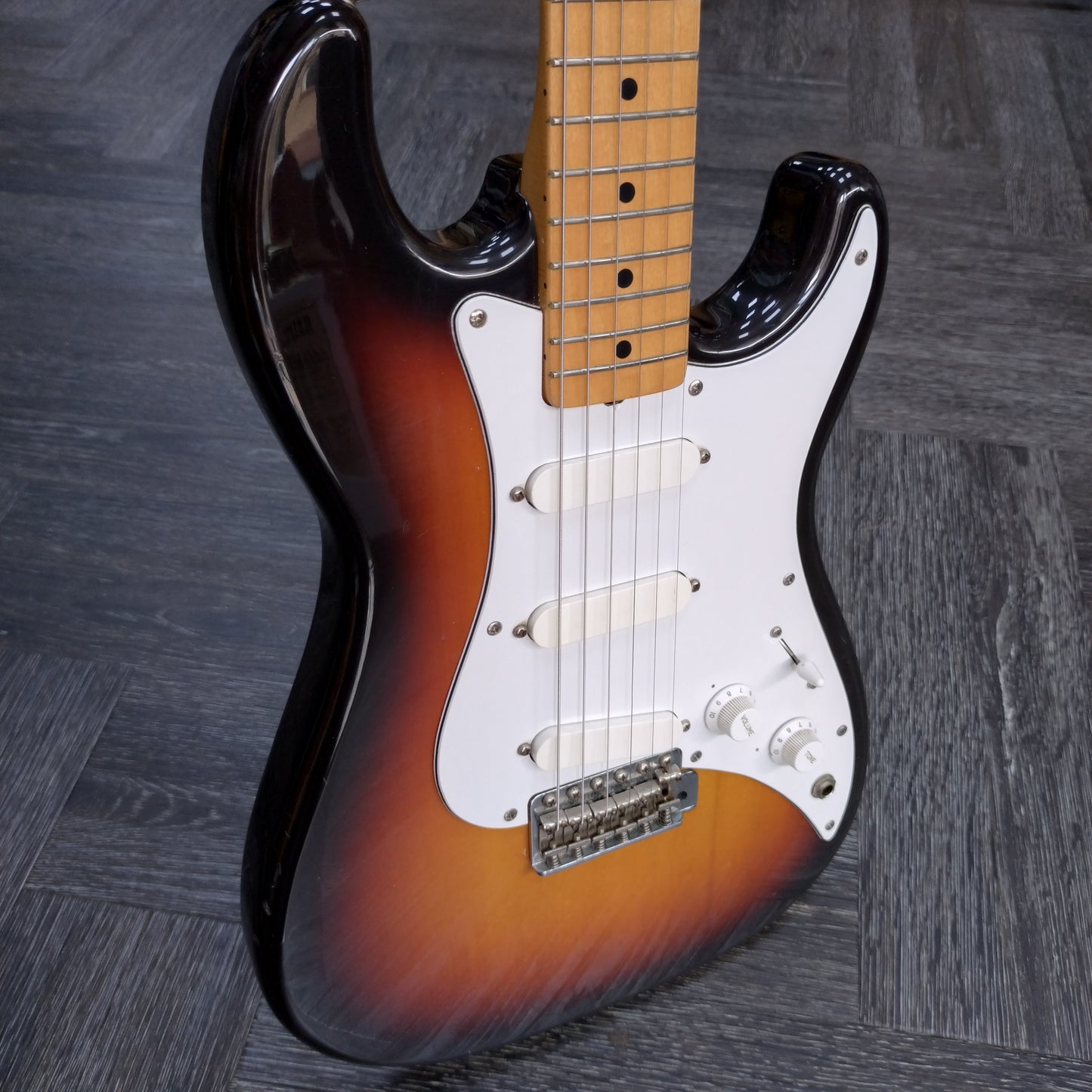 Squier Japan Bullet 1 ~ 2-Tone Sunburst [1983]
