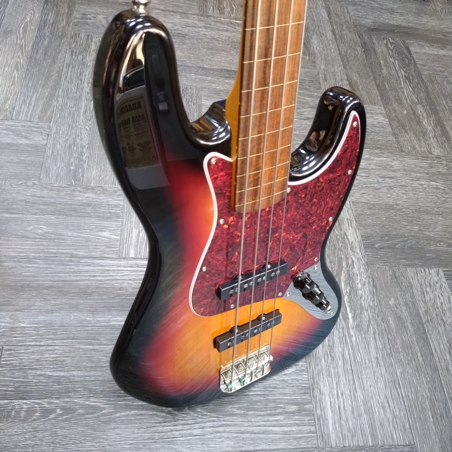 Squier Classic Vibe 60's Fretless Jazz Bass ~ 3-Tone Sunburst [2024]