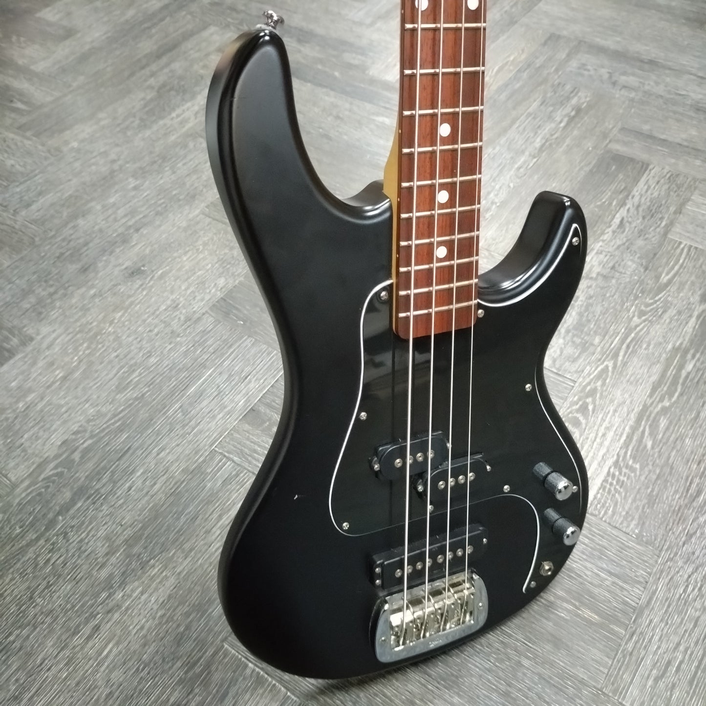G&L Tribute Series SB-2 ~ Black Frost [2020]