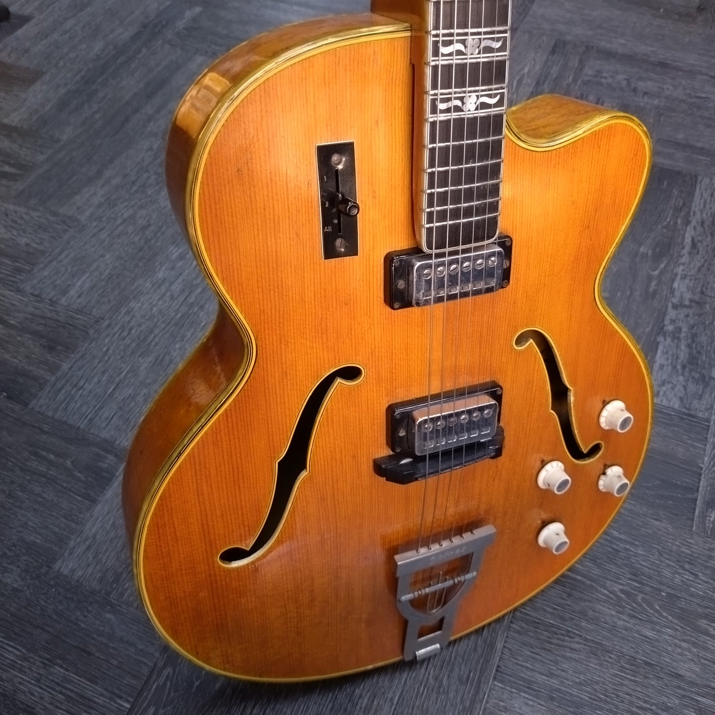Höfner Committee E2 ~ Blond [1965]